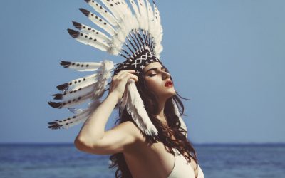 Avec quoi porter les boucles d&rsquo;oreilles à plumes ?