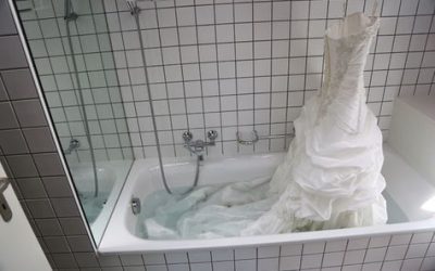 Nettoyer soi-même sa robe de mariée, oui mais comment ?
